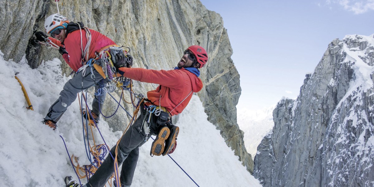 100 Meter unter dem Gipfel des Pathan Peak: Schwierige Ausgangslage für eine Sicherung. Mathieu braucht einen Schubs. 
