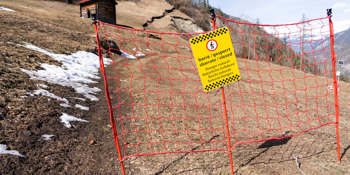 Abgesperrtes Areal: Deutlich sichtbarer Erdspalt.