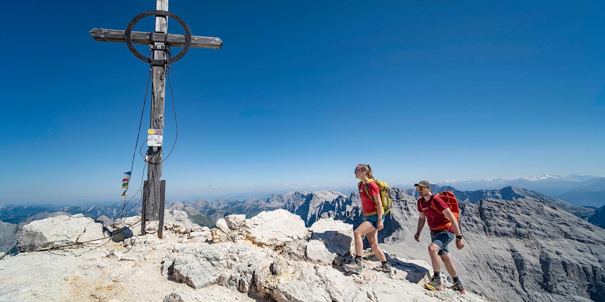 Endlich am Höhepunkt: das Gipfelkreuz der Birgkarspitze
