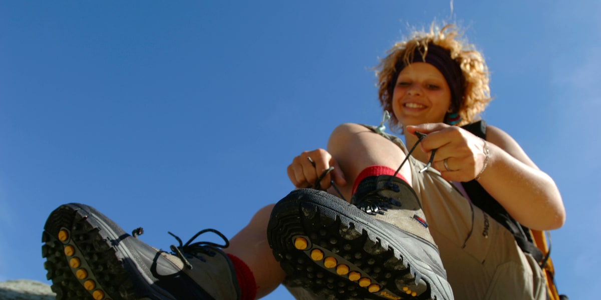Kilimandscharobesteigung: Wanderschuhe mit ausreichend Platz für dicke Socken eignen sich gut. 