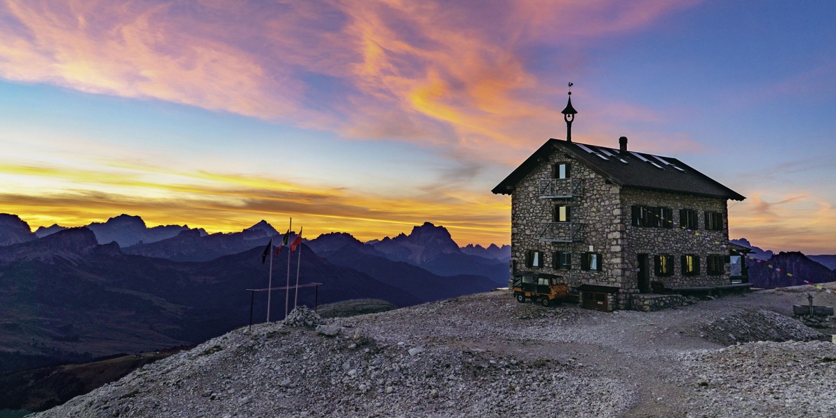 Stimmungsvoll: Sonnenaufgang am Rifugio Franz Kostner zu Füßen des Boé Seekofels mit Blick auf die südlichen Dolomiten.