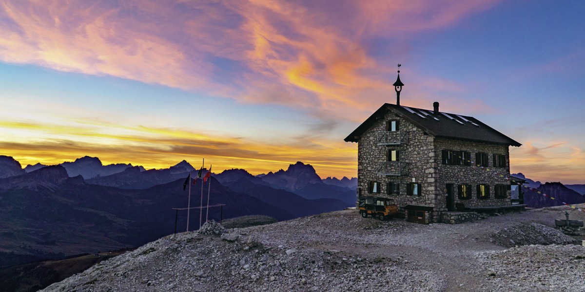 Stimmungsvoll: Sonnenaufgang am Rifugio Franz Kostner zu Füßen des Boé Seekofels mit Blick auf die südlichen Dolomiten.