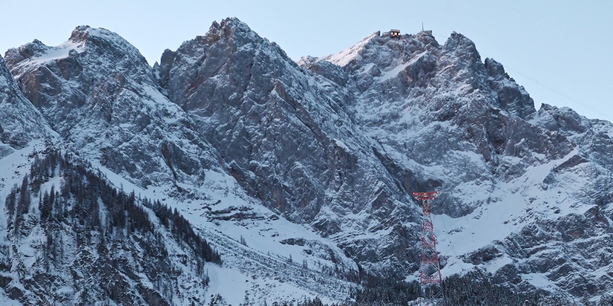 An der Zugspitze gerettet: Bergsteiger sitzt im vereisten Gelände fest&nbsp;(Symbolbild)