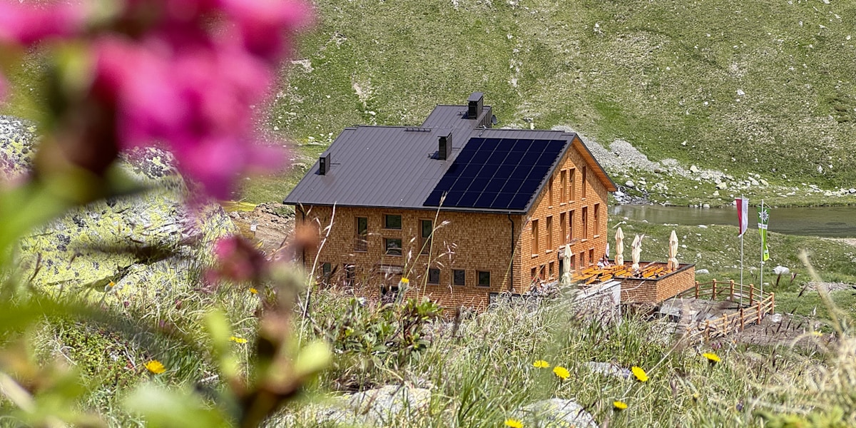 Seit 1980 ist die zwischen Reschenpass und ­Engadin ­gelegene Sesvennahütte beliebt bei Wanderern und Mountainbikern. Seit 2025 erstrahlt sie in neuem Glanz.