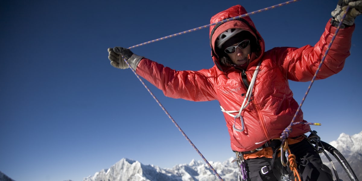 Extrembergsteigerin Ines Papert steht auf einem Berg in Nepal 