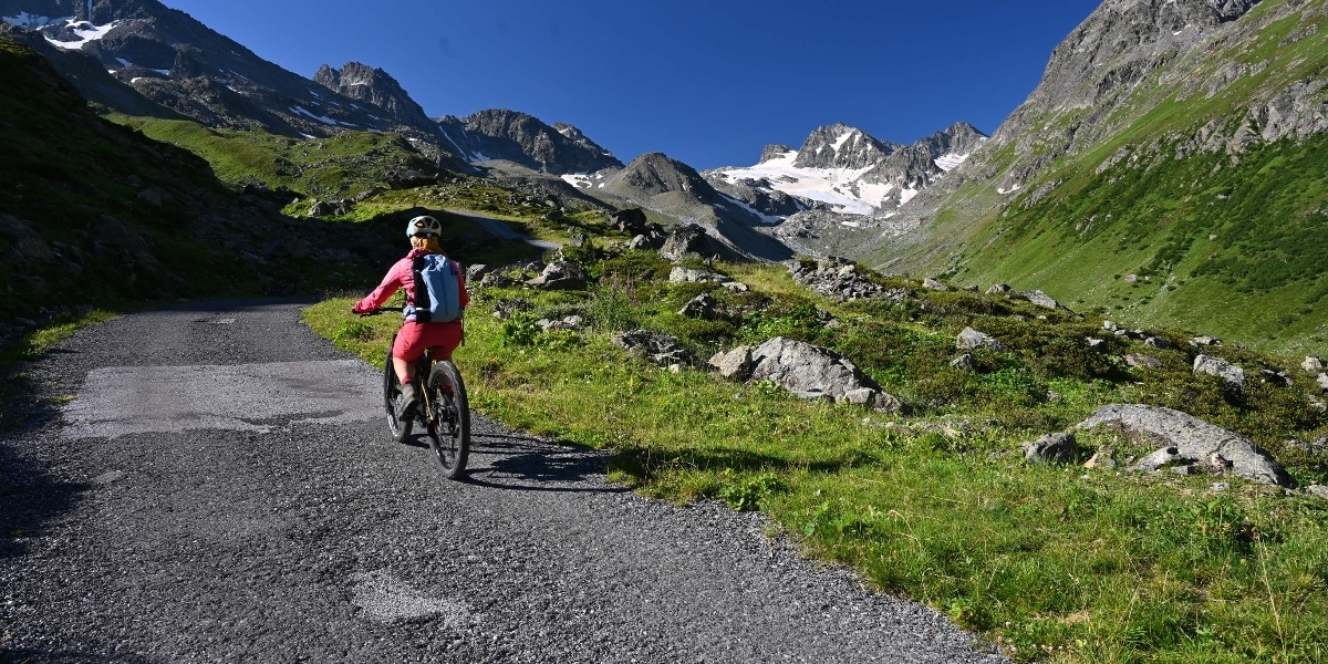 Fahrt mit dem E-Bike von Galtür durch das Jamtal zur Jamtalhütte.