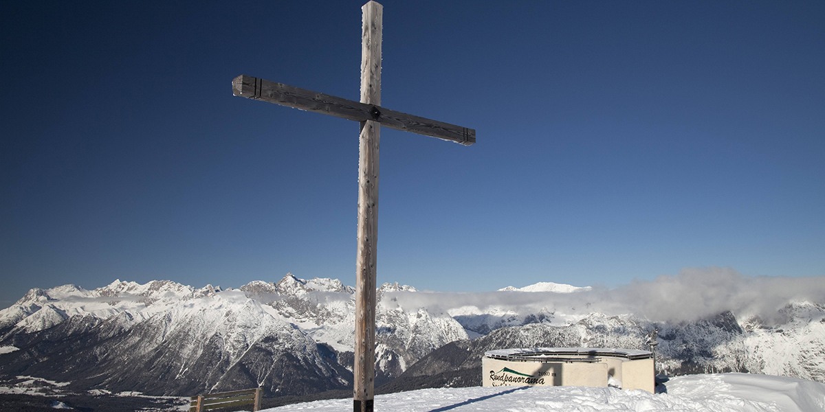 Video: Paraglider zerstört Gipfelkreuz am Seefelder Joch