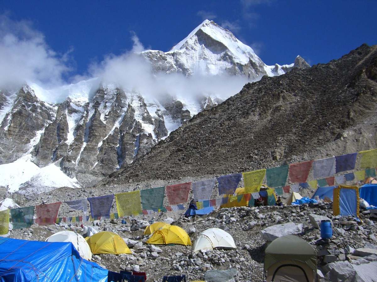 <p>Tibetische Gebetsfahnen zwischen Zelten: Das Basislager am Mount Everest auf nepalesischer Seite auf 5400 Metern.</p>
