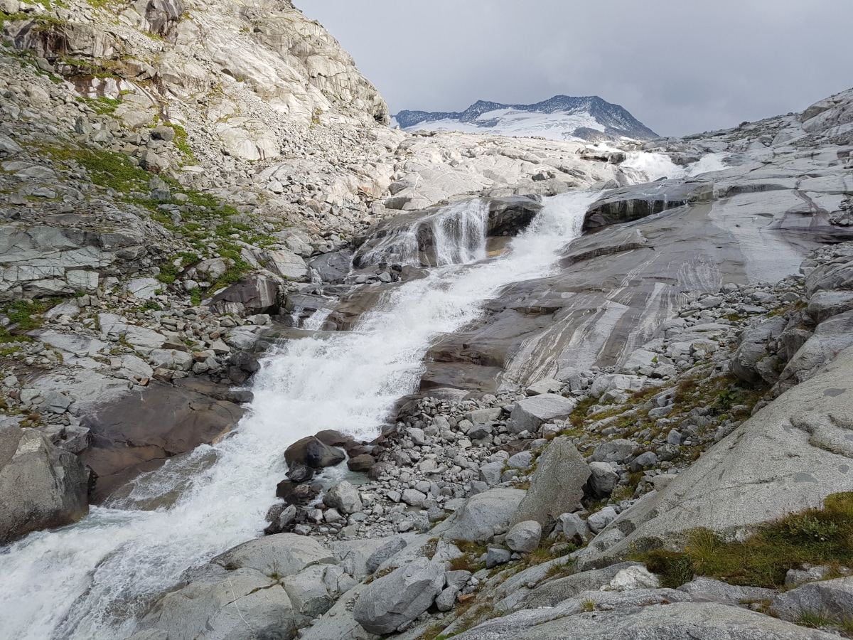 <p>Vom am Ende des Gletscherwegs gelegenen See stürzen die Wassermassen talwärts.</p>