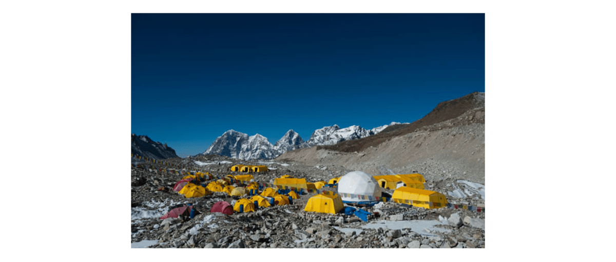 Das Basecamp und im Hintergrund der Lobuje Peak