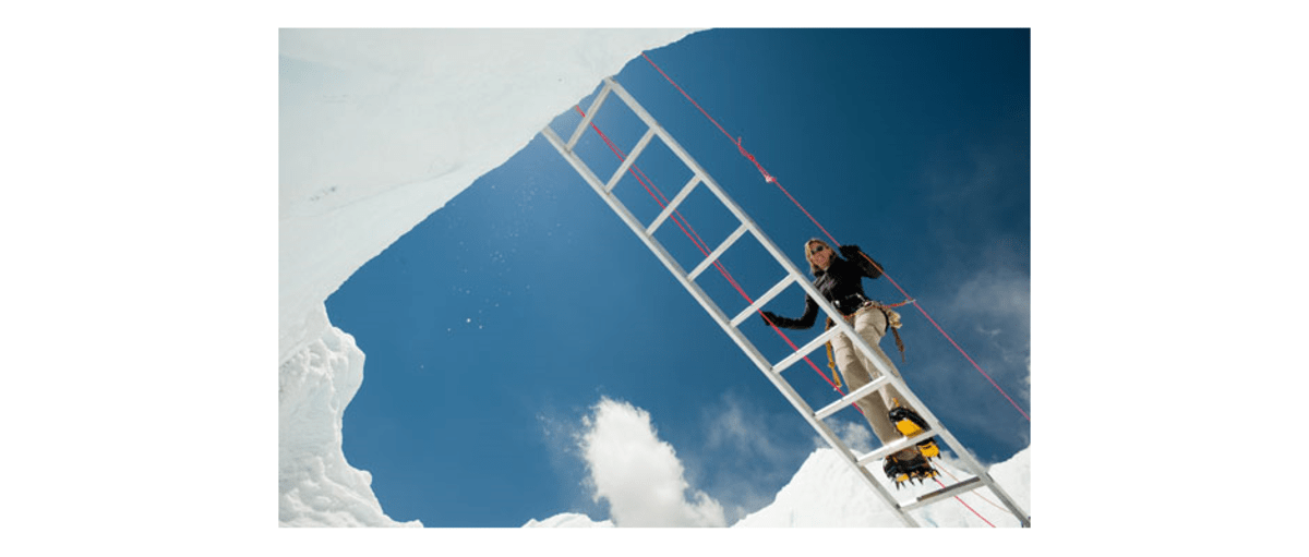 Billi auf einer Leiter während einer Tour durch den Khumbu-Eisbruch