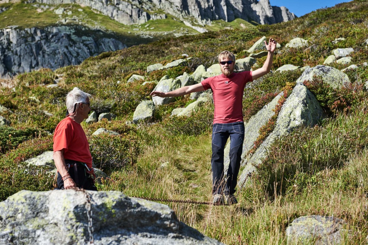 <p>Balance-Akt: die Salbit-Hütte ist ein Paradiesischer Ort für Kletterer. Auch, weil Hans Berger das Klettern selbst so liebt. Aber nach dieser Saison ist für den passionierten Bergführer Schluss – dann gibt er die Hütte ab. Also schnell sein!</p>