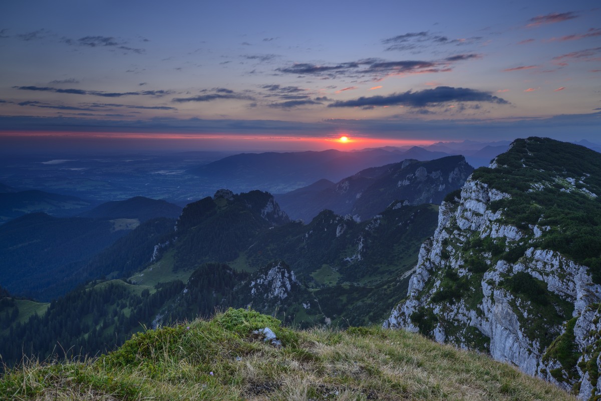 <p>Götterdämmerung: Sonnenaufgang an der Benediktenwand. </p>
