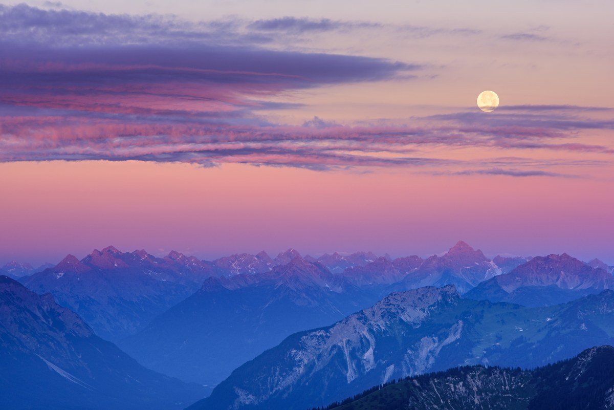 <p>Farbenspiel: Vollmond über der Hochplatte mit Blick in die Lechtaler Berge.</p>