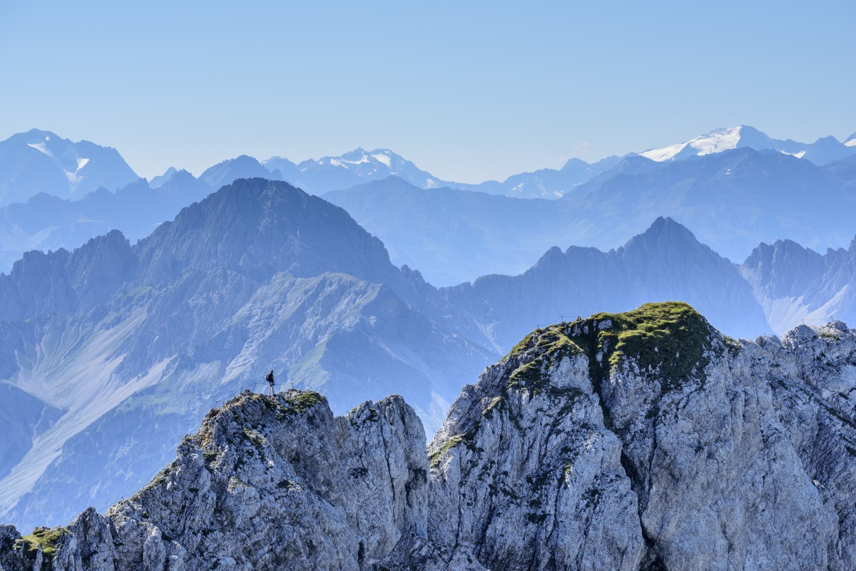 <p>Ausgesetzt: am Mittenwalder Klettersteig mit Blick in die Stubaier Berge.</p>