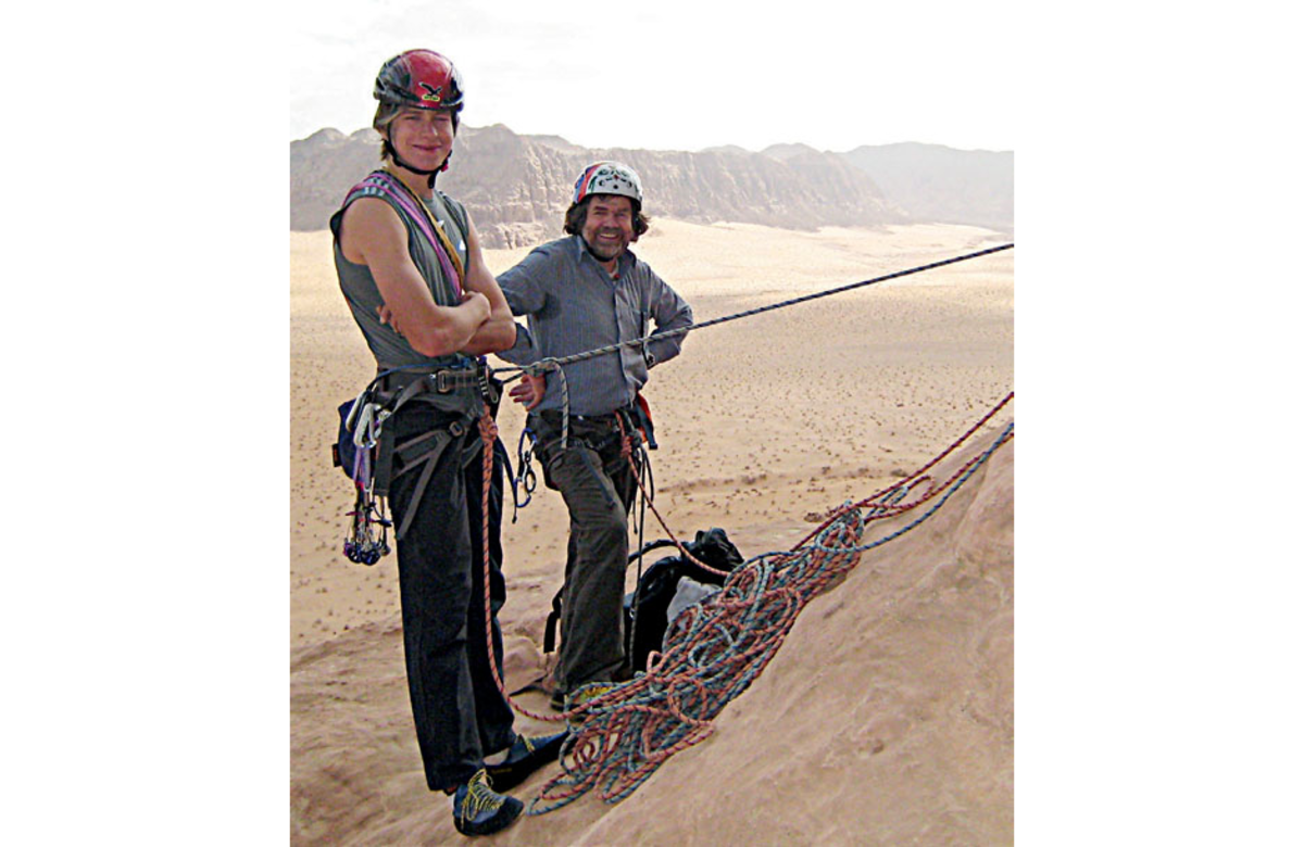 Mit Sohn Simon beim Klettern im Oman