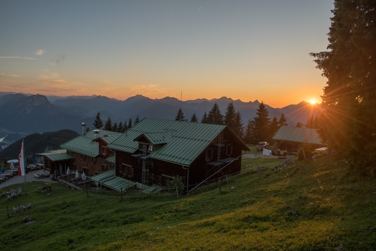 Vorderkaiserfeldenhütte (1388 m)