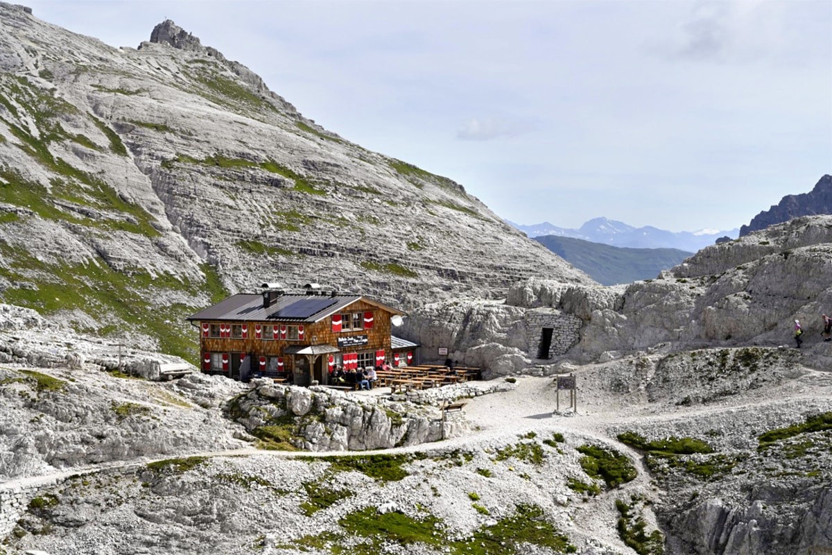 <!--[if !supportLists]--><!--[endif]--><p>Büllelejochhütte ( 2528 m) vor der Oberbachernspitze  (2675 m).      </p>