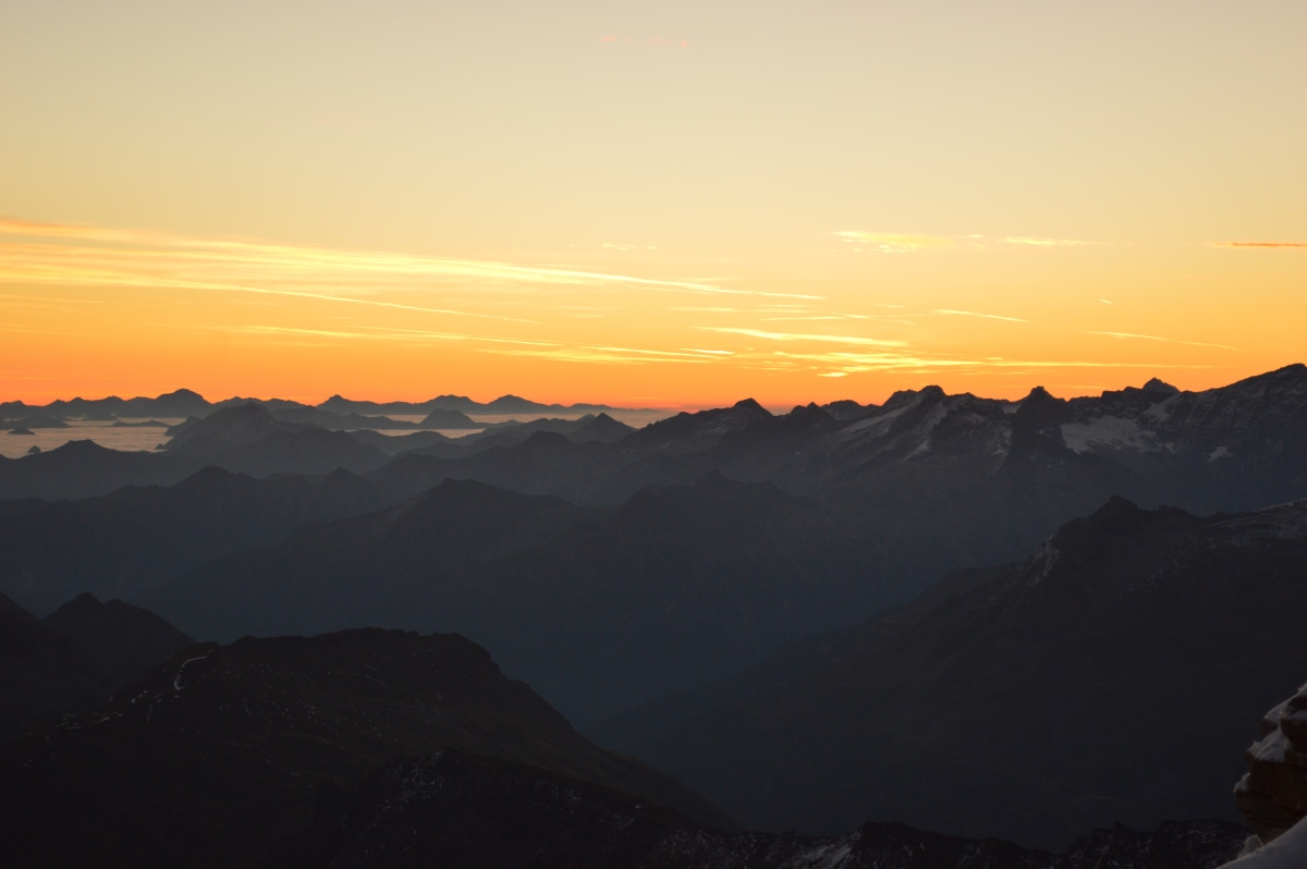 <p>Über allen Gipfeln ist Ruh: Sonnenaufgang am Hohen Sonnblick. </p>