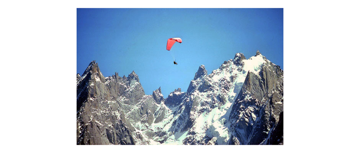 Chamonix: Gleitschirmflieger über den Aiguilles