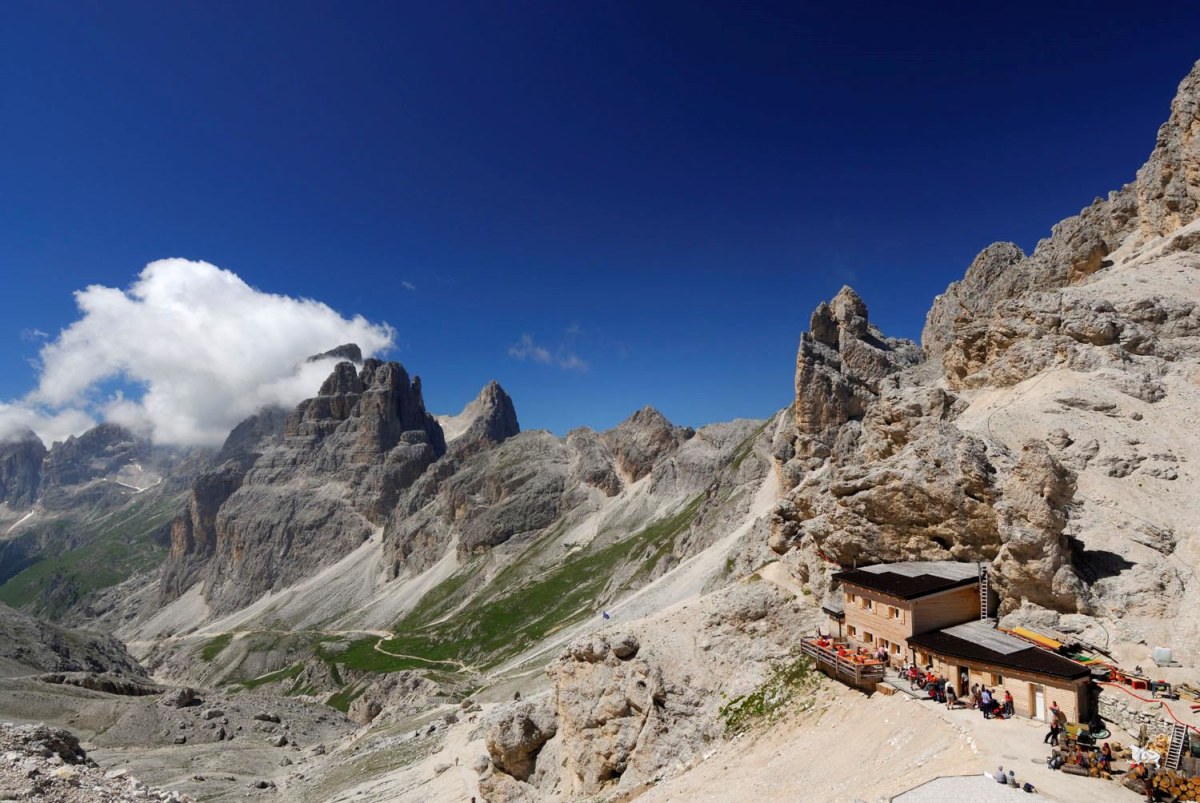 <p>Der Blick vom Kesselkogel auf die Grasleitenpasshütte.</p>