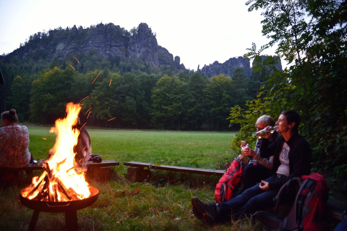 <p>Auftaktabend der Wandertage am Fuße des Falkenstein: mit Feuerschale und Blick auf Müllerstein und Hoher Torstein.</p>