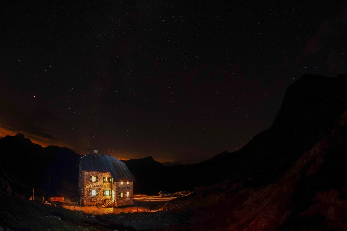 <p>Auch nachts beeindruckend: Das Bergpanorama und inmitten der Szenerie die Seekofelhütte unter sternenklarem Himmel.</p>