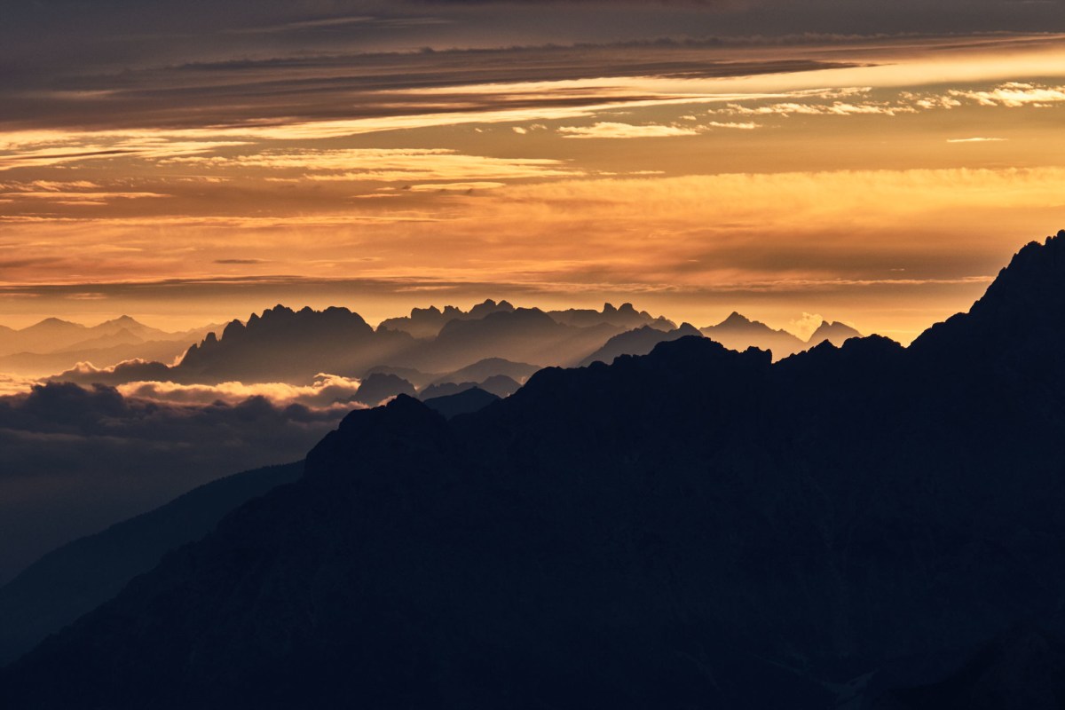 <p>Südtirols Bergpanorama im Sonnenuntergang.</p>
