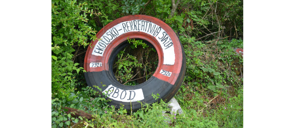 Eigenwillige, aber wirksame Wegmarkierung mit Recycling-Material