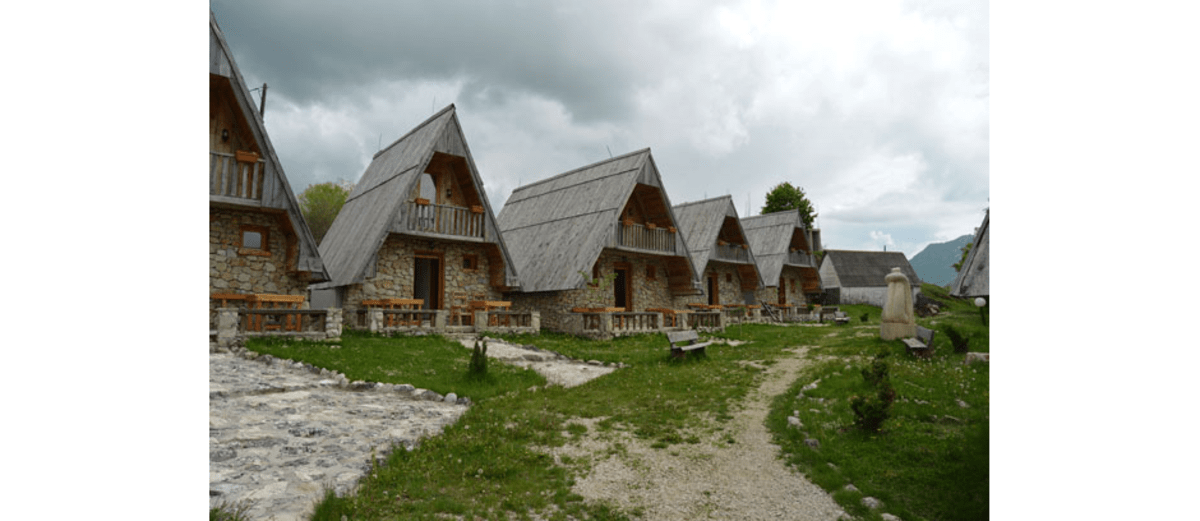 Das Hüttendorf Etno Selo Nevidio des Everest-Besteigers Gaso Lalovic