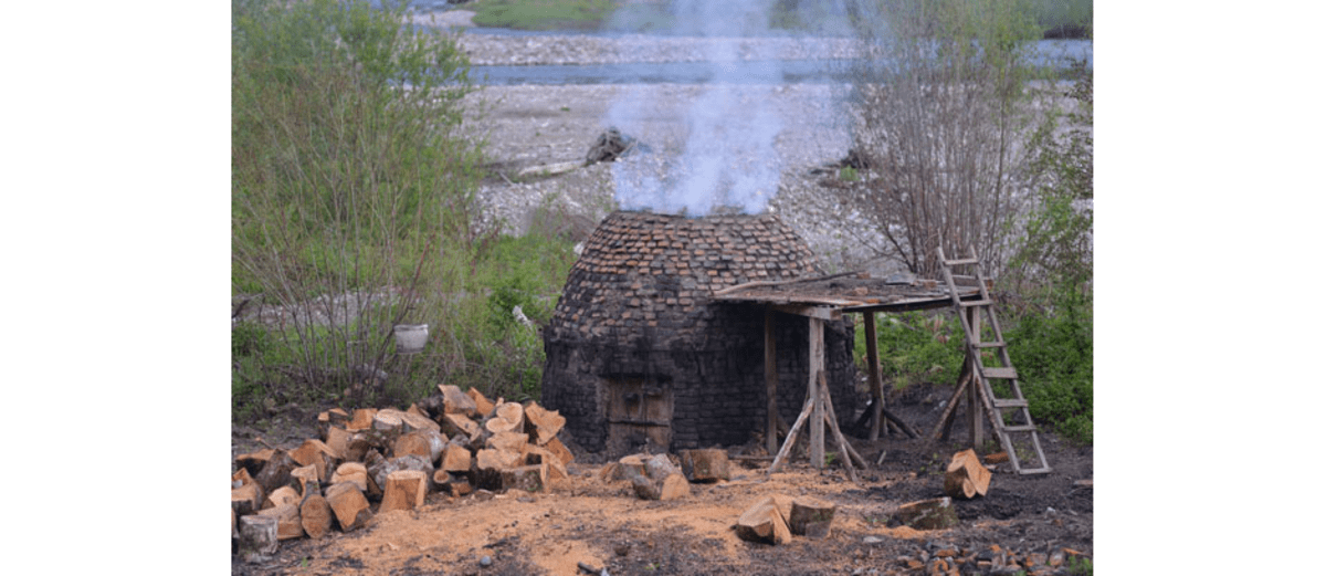 Köhlerhütte im Flussbett der Tara