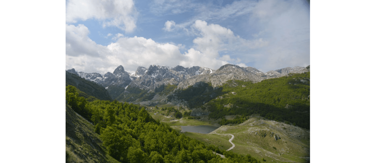 Blick ins Tal des Bukumirsko-Sees mit...