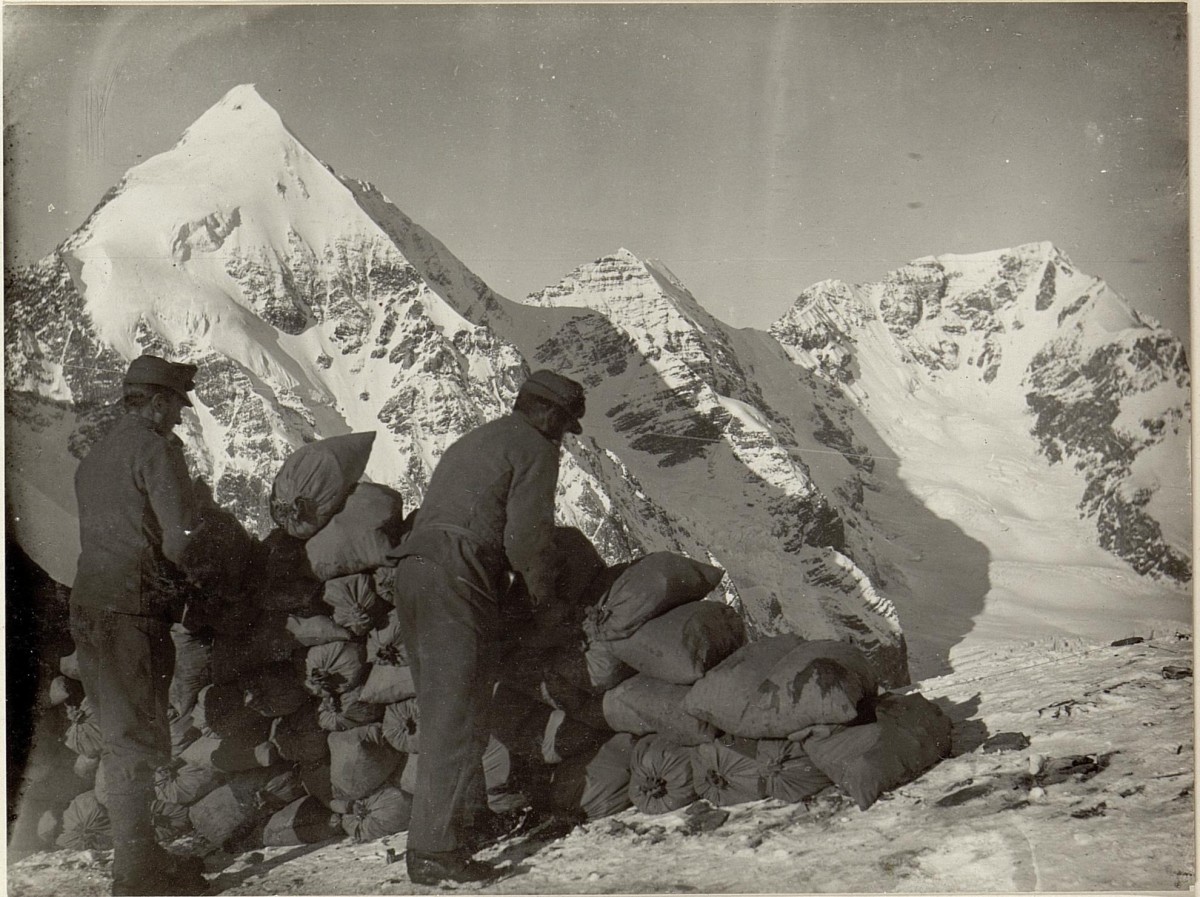 <p>Stellung an der Hallerhütte gegenüber Königspitze, Monte Zebru und Ortler. Aufnahme 01.01.1916.</p>