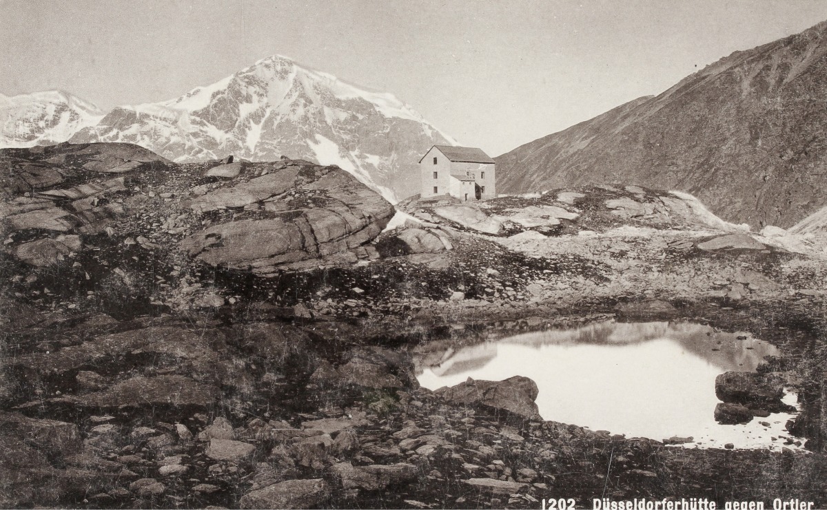<p>"Die Düsseldorferhütte gegen den Ortler": Photografie von B. Johannes aus dem Jahr 1896. </p>