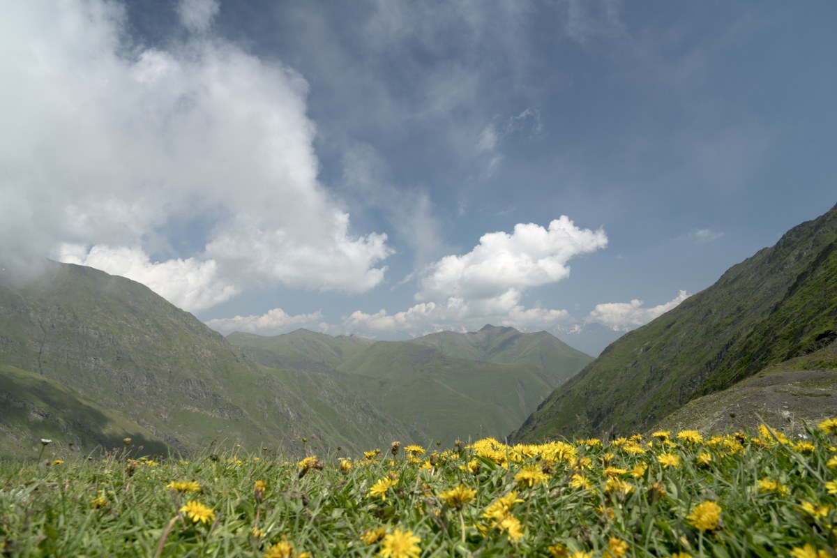 Die Durchquerung des georgischen Tusheti Nationalparks bietet …