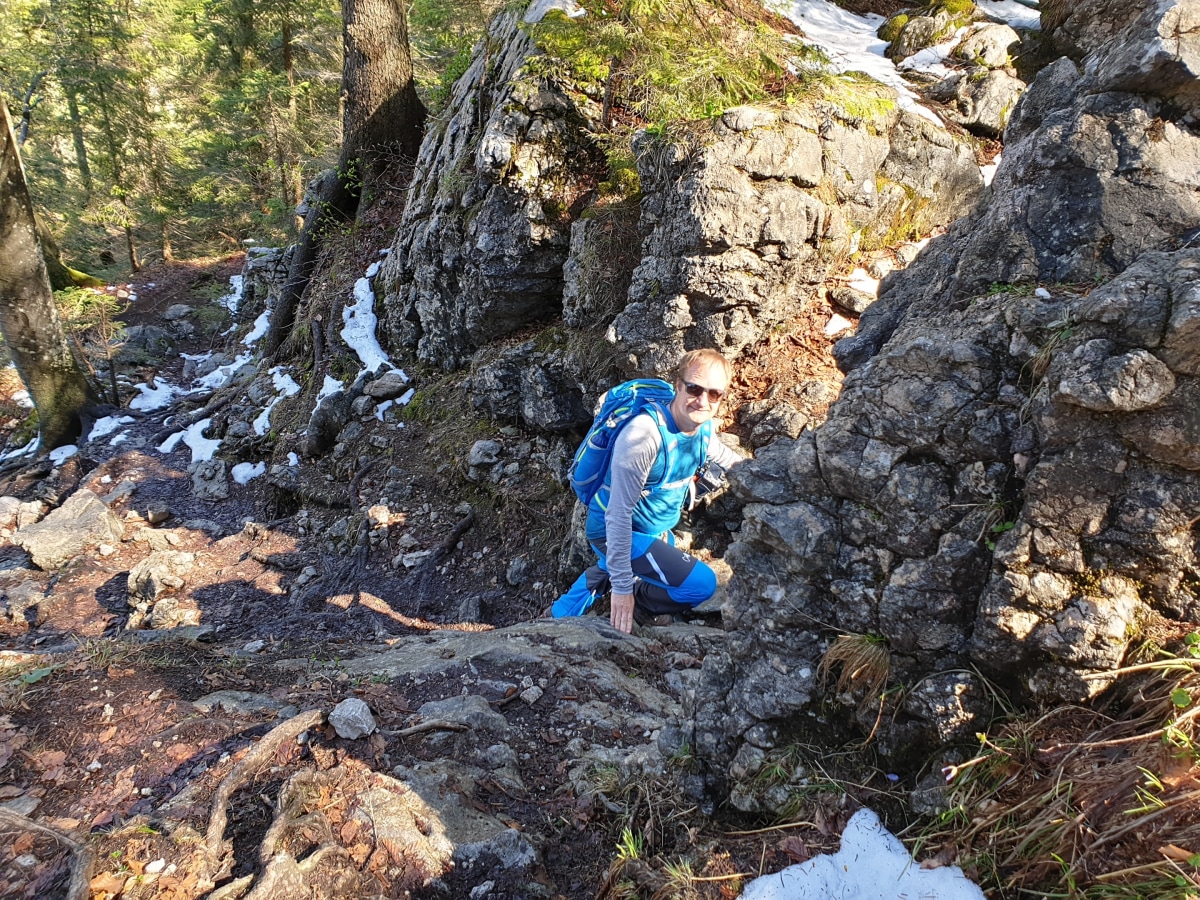 <p>Ab dem Leonhardstein-Sattel auf knapp 1.200 Metern Höhe  zweigen wir ab und folgen dem recht steilen Weg über Felsen und Wurzelpfade nach oben.</p>