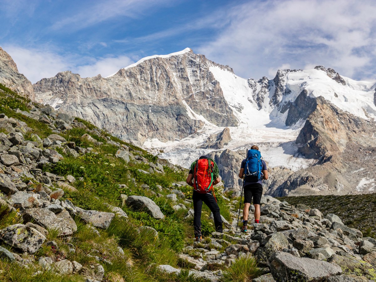 <p>Schon beim <strong>Hüttenzustieg </strong>zur Tschiervahütte zeigt sich der Biancograt weit oben am Himmel als schöne Linie.</p>