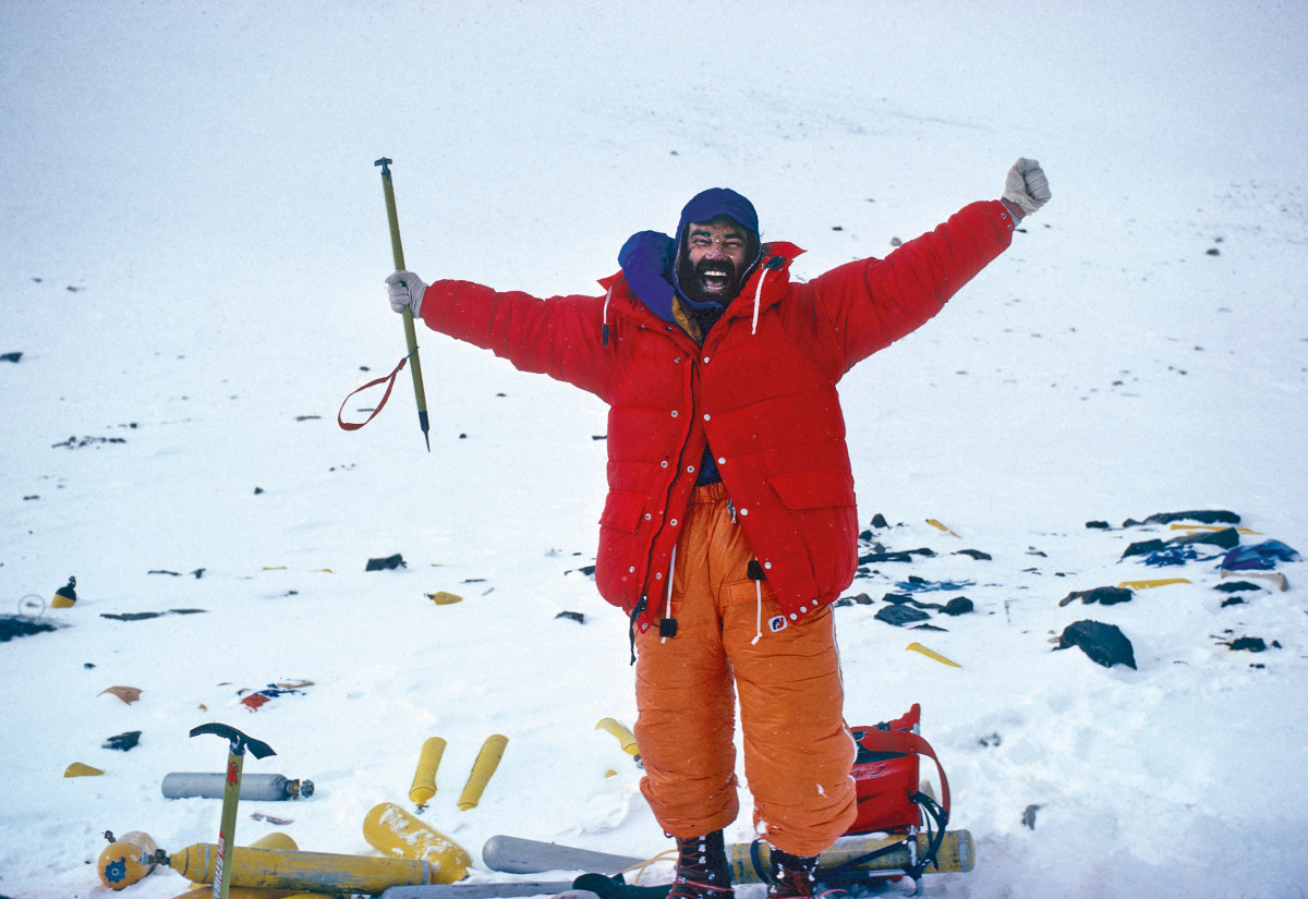 <p>So sehen Sieger aus: Oswald Oelz bejubelt seinen erfolgreichen Gipfelgang zum Everest im Südsattel.</p>