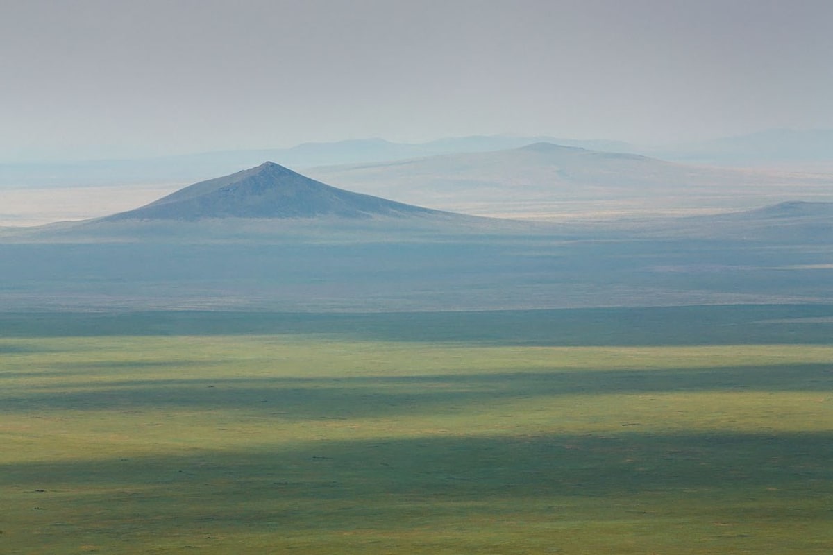 <p>Nirgendwo auf der Erde ist mehr natürliches Grasland erhalten geblieben als in der Mongolei. Im Osten des dünn besiedelten Landes befinden sich noch große, vom Menschen völlig unberührte Graslandschaften.</p>