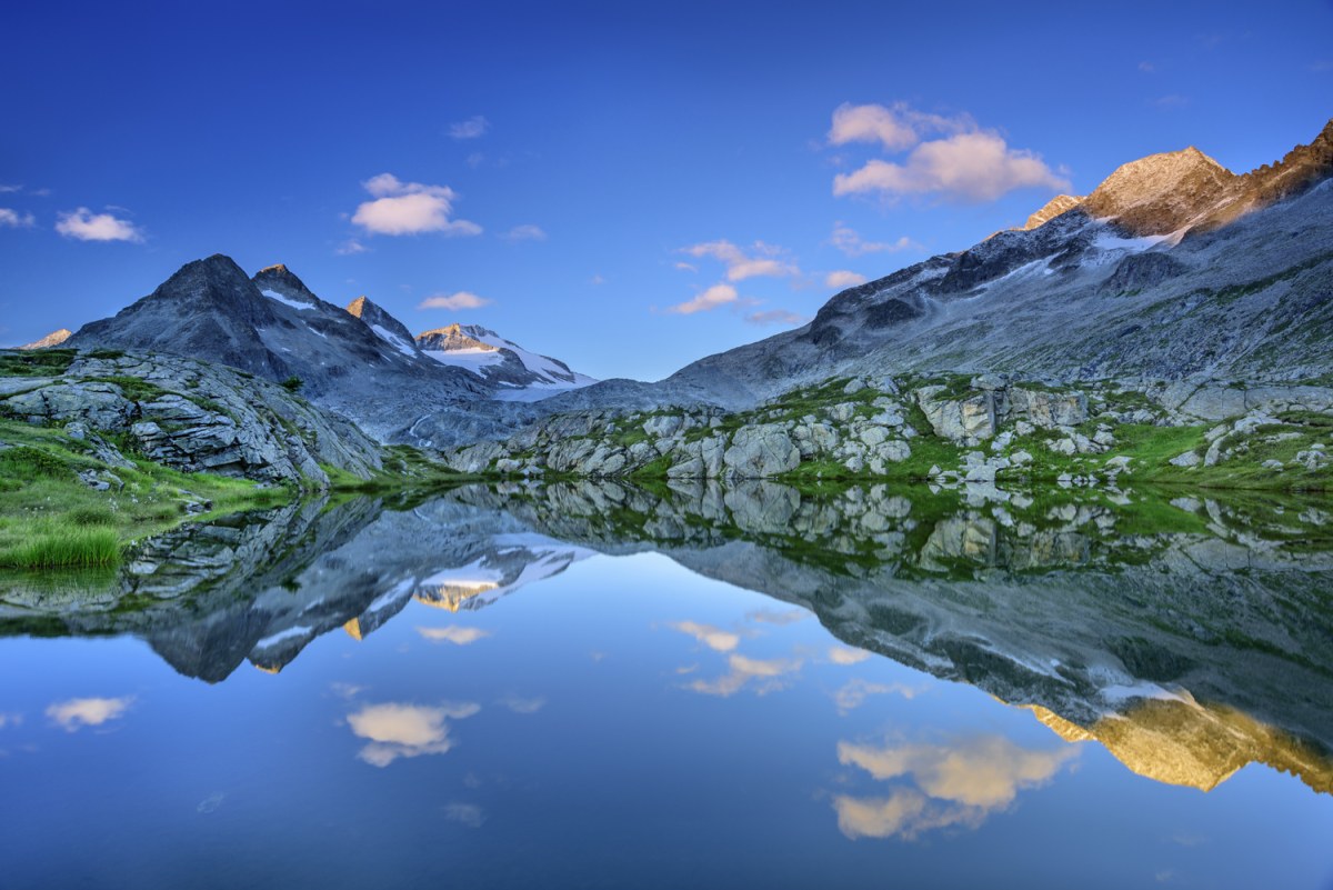 Spiegelbild – Blick zur Lobbia Alta von einem der Seen nahe dem Rifugio Mandrone.