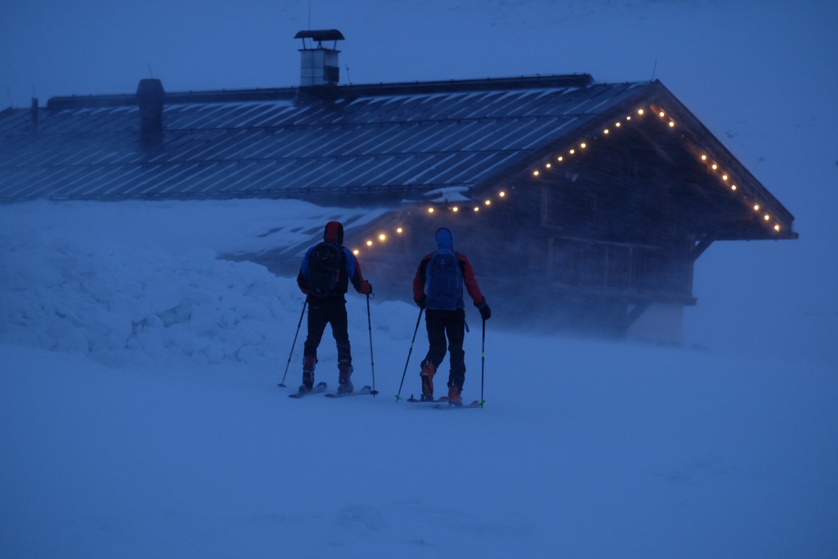 <p>Die beleuchtete Hütte zeigt den Skitourengehern den Weg. </p>