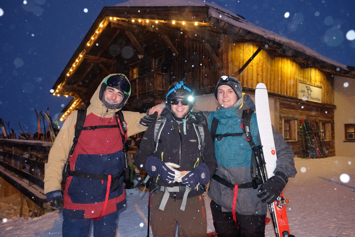 <p>Ziel erreicht: Drei Skitourengeher vor der Kaiser-Maximilian-Hütte. </p>