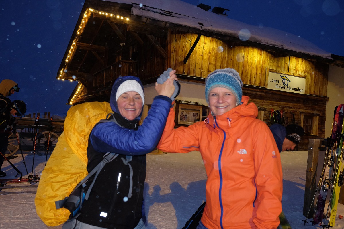<p>Abklatschen am Ziel: Die Freude zweier Skitourengeher ist groß. </p>