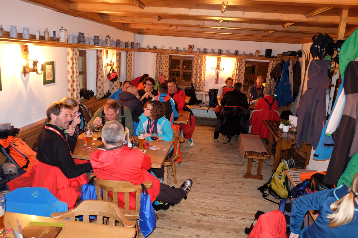 <p>Angekommen in der Hütte stärken sich die Teilnehmer bei Speis und Trank. </p>