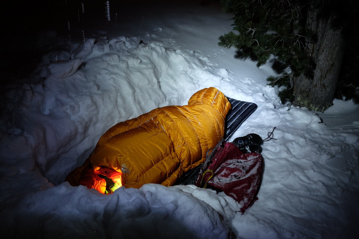 <p>Licht am Ende des Tunnels: Teilnehmerin mit Stirnlampe im Schlafsack. </p>