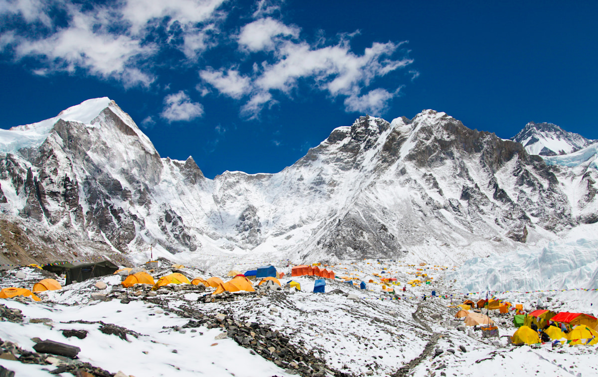 <p>Weil der <strong>Gletscher sich bewegt</strong> und durch den Klimawandel instabiler wird, muss das Camp regelmäßig leicht versetzt werden. Die nepalesische Regierung plant mittelfristig sogar eine dauerhafte Verlegung auf festen Untergrund.</p>