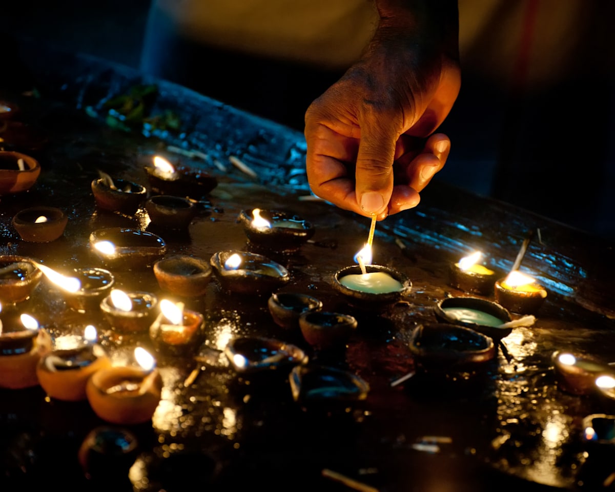 <p>Bevor jemand den gefährlichen Khumbu-Eisbruch betritt, findet eine <strong>buddhistische Segnungszeremonie</strong> statt. <br>Ohne diese "Puja" würde kaum ein Sherpa arbeiten. Übrigens, der "Khumbu" beginnt direkt oberhalb des Basecamps und gilt als eine der gefährlichsten Passagen der Südroute.</p>