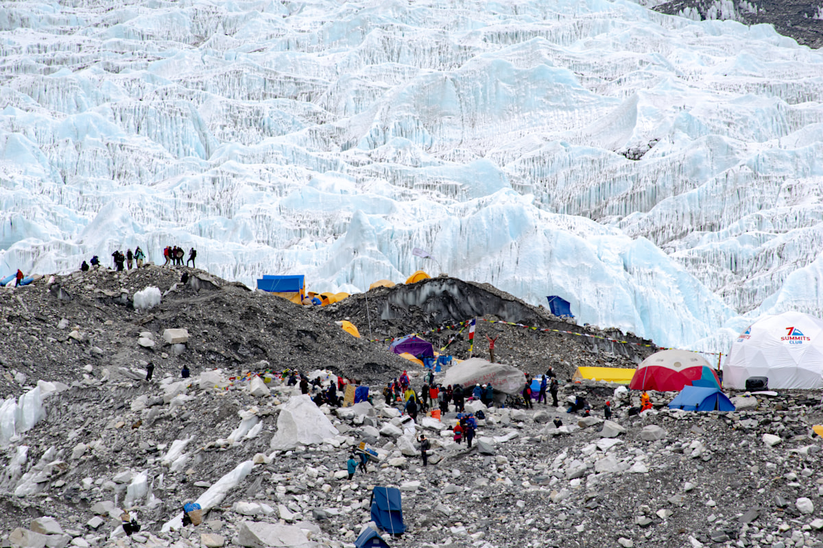 <p>Eine Everest-Expedition kostet zwischen <strong>40.000 und 100.000 Dollar</strong>, inklusive amtliche Genehmigung, Sherpa-Team und Logistik. Normalsterbliche können sich das erst nach Jahren leisten, dennoch nimmt der Andrang stetig zu.</p>