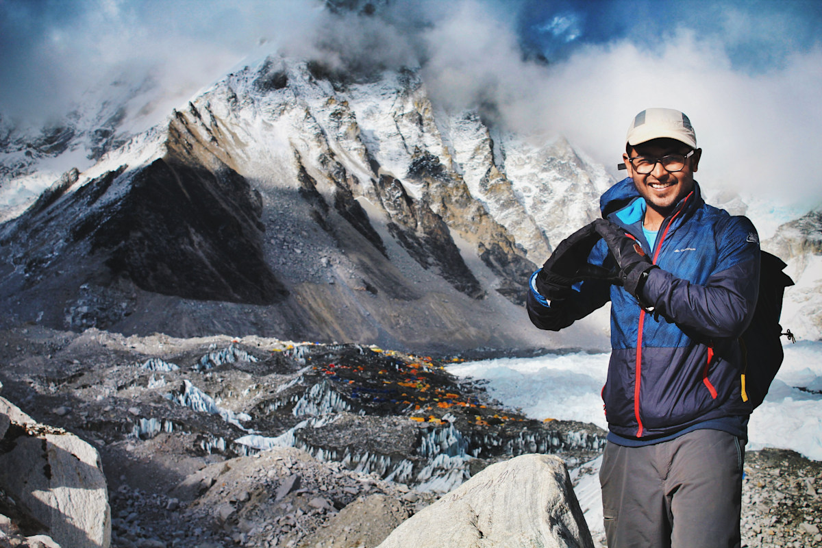<p>Während viele Wanderer zum bekannten Schildpunkt wandern, dürfen nur Bergsteiger mit offiziellem <strong>Climbing-Permit </strong>tatsächlich im Basecamp übernachten. <br>Die Permit-Regeln sind strikt, Trekker ohne Summit-Ambitionen dürfen dort nicht zelten.</p>