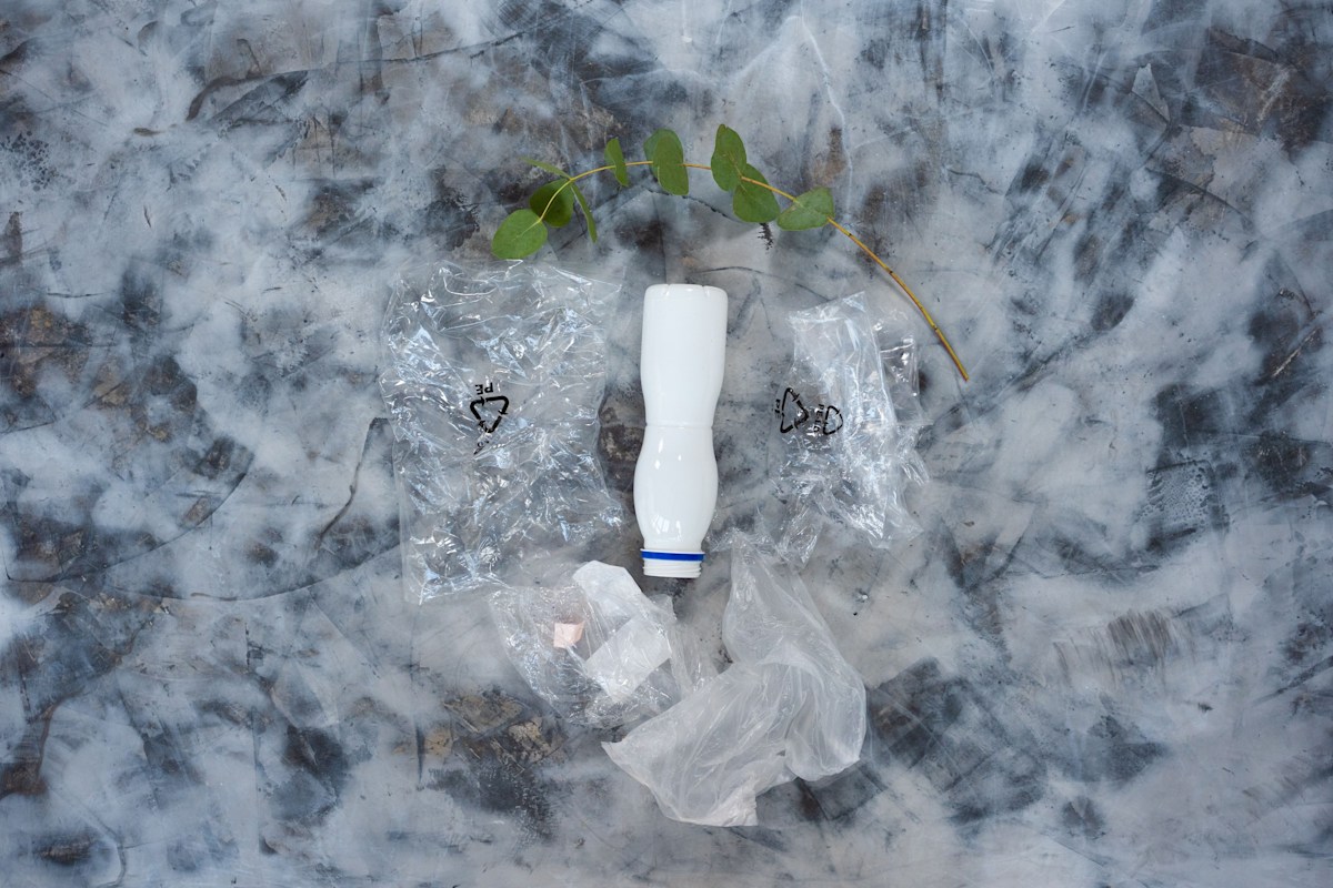 <p>Jahrzehntelang wurde Müll im Gletscher entsorgt. Durch das Abschmelzen des Eises tauchen alte Sauerstoffflaschen, Zelte – und leider auch Fäkalien – wieder auf. Kotbeutel, Müllsteuer und<strong> Cleanup-Aktionen</strong> sollen gegensteuern.</p>